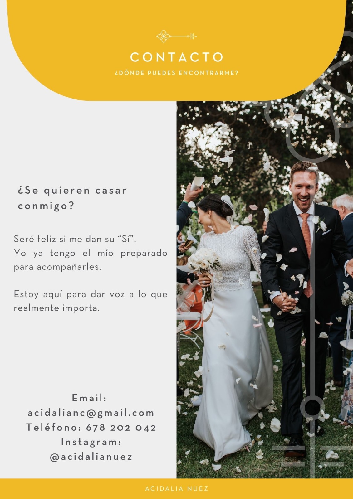 Pareja feliz saliendo de la ceremonia